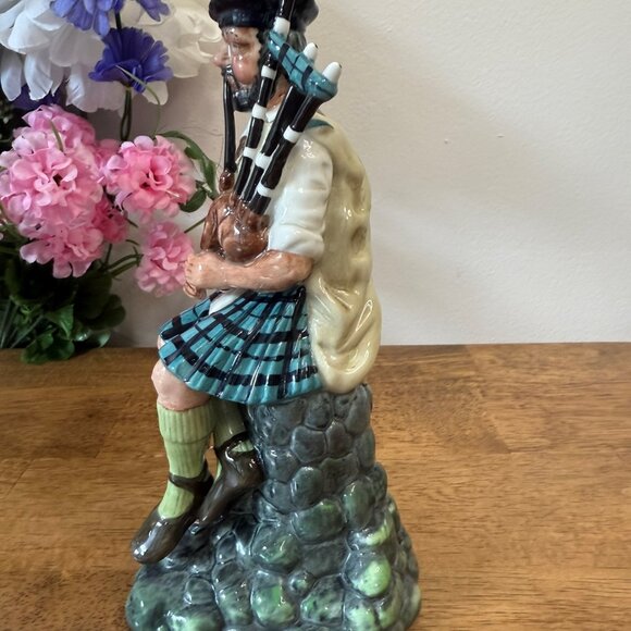 Royal Doulton The Piper HN2907 Vintage Scottish Bagpiper Figurine Collectible - Picture 3 of 5